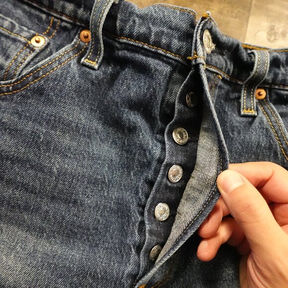 Levi’s 501 Cutoff Denim Shorts Women’s W32 Blue Distressed High-Rise Button Fly - Picture 2 of 13